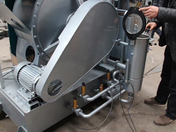 本P系列四氯乙烯干洗機(jī)采用變頻調(diào)速技術(shù)，可靈活地選擇適合各類(lèi)衣物的洗滌