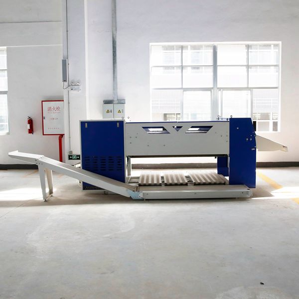 工業(yè)毛巾折疊機(jī)是熨平機(jī)的后續(xù)配套設(shè)備，具有布草的寬窄識別能力