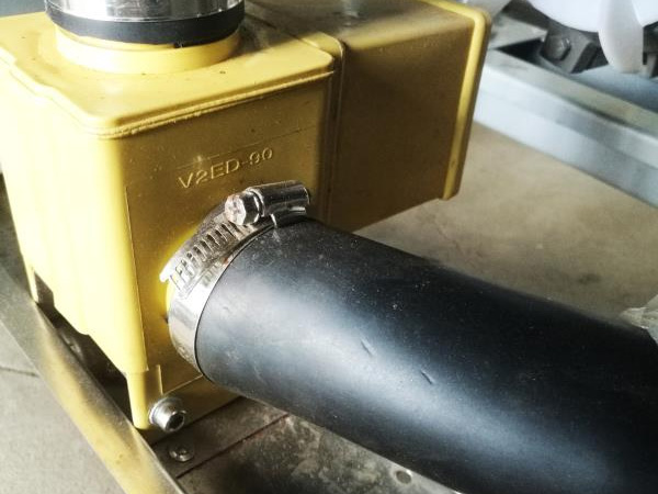 將水洗、脫水、烘干有機(jī)整合，為實(shí)現(xiàn)一機(jī)多用開(kāi)發(fā)研制而成，具有洗滌、脫水、烘干三種功能