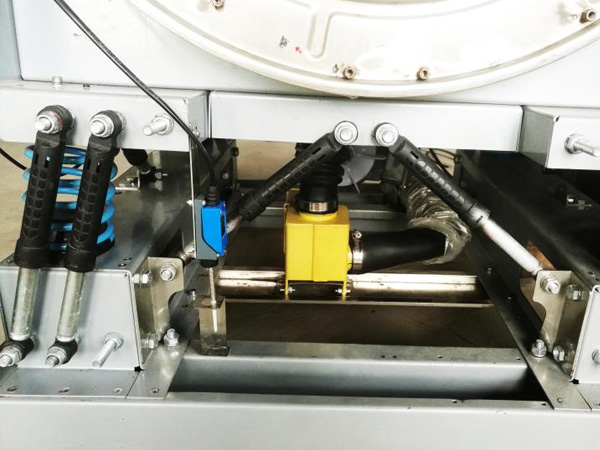 全自動(dòng)洗脫烘一體機(jī)，該機(jī)由上下兩部分組成（上部是烘干機(jī)，下部是洗衣機(jī)）