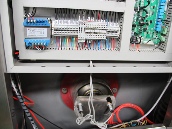 加上潔凈空氣控制系統(tǒng)的作用，可以防止細菌和塵埃顆粒從“非潔凈區(qū)”流向“潔凈區(qū)”