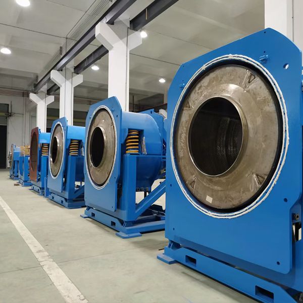 XGS系列全自動倒料傾斜式洗衣機(jī)由內(nèi)筒、外筒、電機(jī)、支撐總成、傳動總成、電器總成組成