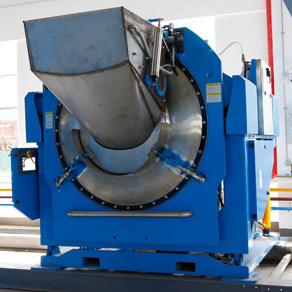 由頂置電機(jī)、三角膠帶、帶動傳動總成，使內(nèi)筒作正反轉(zhuǎn)運(yùn)轉(zhuǎn)，通過織物與織物、織物與內(nèi)筒壁的相互摩擦，達(dá)到洗滌效果